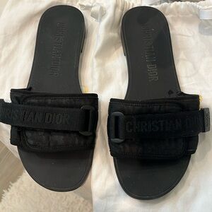 DIO(R)Evolution shiny technical print in black. sandal side 40
